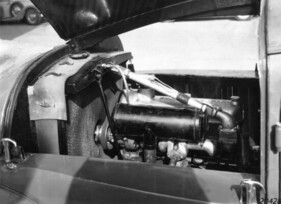 Löchrige Lösung: Bei den Sportlimousinen versetzte eine durch den Kühler ragende Antriebswelle den Kühlerlüfter in Rotation