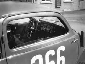 Volles Cockpit: In der Armaturenlandschaft sind sechs Uhren eng zusammengefasst