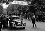 Mercedes-Benz 150 Sportlimousine (1934) – Zielankunft von Lang/Gärtner in Baden-Baden (© Zoltan Glass, 1934) Mercedes-Benz 150 Sportlimousine (1934) – Zielankunft von Lang/Gärtner in Baden-Baden (© Zoltan Glass, 1934)