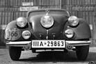 Käfer mit fünf Augen: Die Ähnlichkeit der 1934er Sportlimousine zum späteren Volkswagen ist aus jedem Blickwinkel augenfällig