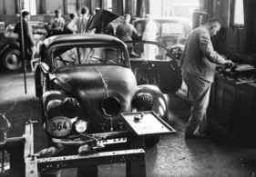 Letzte Vorbereitungen: 150 Sportlimousine vor dem Start zur "Ohnehaltfahrt 2000 km durch Deutschland" am 17. Juni 1934 in Baden-Baden