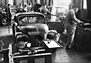 Mercedes-Benz 150 Sportlimousine (1934) – letzte Vorbereitungen vor der "Ohnehaltfahrt 2000 km durch Deutschland" 1934 (© Zoltan Glass, 1934) Mercedes-Benz 150 Sportlimousine (1934) – letzte Vorbereitungen vor der "Ohnehaltfahrt 2000 km durch Deutschland" 1934 (© Zoltan Glass, 1934)