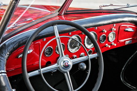 Schwarz-Weiss-Malerei: uneinheitlich gefärbte Zifferblätter der Uhrensammlung