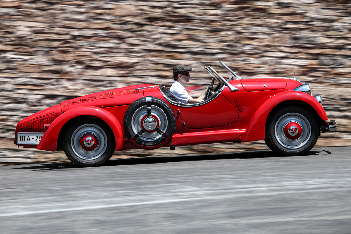 Gegen den Strom: die seltsame Silhouette des 150 Sportroadster wirkt fast, als führe sie in die falsche Richtung. In dieser Ansicht zeigt sich auch, warum das Unikat Daimler-intern mitunter als "Kaulquappe" kursiert