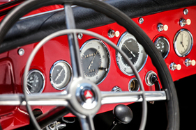 Gegenläufig gen Leistungszenit: im Uhrzeigersinn arbeitender Tacho neben andersrum wirkendem Tourenzähler