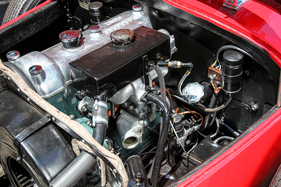 Mitte zum Zweck: charakteristisch angeordneter 1,5-Liter-Vierzylinder. Unten deutlich zu sehen: der fehlende Vergaser-Druckschlauch