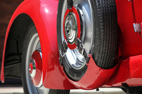 Sechsrad auf allen Vieren: paramilitärisch anmutendes Reserverad-Arrangement