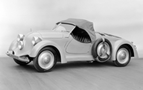 Nicht jeder ist ein Huttyp: einziges historisches Bild des 150 Sportroadster mit geschlossenem Notverdeck. Seitenscheiben waren offenbar nicht vorgesehen