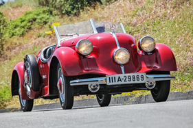 Rotwild mit drei Scheinwerfern und sechs Rädern: nicht nur die Proportionen des Mercedes-Benz 150 Sportroadster künden von echter Exotik