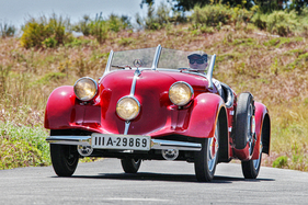 Rotwild mit drei Scheinwerfern und sechs Rädern: nicht nur die Proportionen des Mercedes-Benz 150 Sportroadster künden von echter Exotik