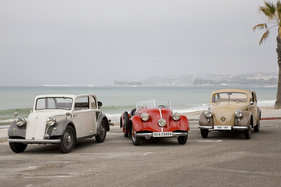 Misserfolgs-Trio an Kaliforniens Pazifikküste: Mercedes-Benz 150 Sportroadster zwischen seinen Heckmotor-Brüdern 130 (links; Typ W17; 26 PS; 4298 Exemplare 1934–1936) und 170 H (rechts; Typ W28; 38 PS; 2507 Exemplare 1936–1939)
