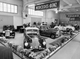Mercedes-Benz 170 S (1952) - auf dem 22. Genfer Autosalon, in der Mitte steht der Typ 220 (1952)