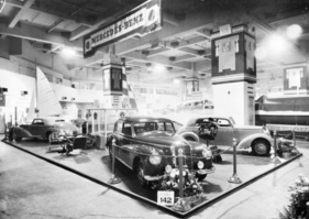 Mercedes-Benz 170 S V (1953) - im Hintergrund, auf der 38. Internationalen Automobilausstellung in London im Oktober 1953 (1953)