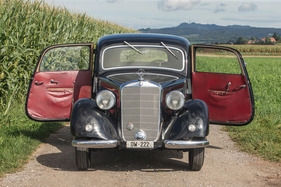 Mercedes-Benz 170 Va (1950) - mit geöffneten Vordertüren, die das rote Interieur andeuten