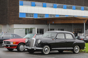 Mercedes-Benz 180 (1956) - schwarzer W121 Ponton neben rotem R107 - am 48. FNA-Treffen in Triengen 2022 Mercedes-Benz 180 (1956) - schwarzer W121 Ponton neben rotem R107 - am 48. FNA-Treffen in Triengen 2022