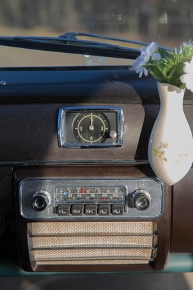 Mercedes Benz 190 (1960) - Radio, Uhr und Blumenvase