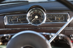 Mercedes Benz 190 (1960) - Rundinstrument für die Geschwindigkeit, eckige Anzeigen für wichitge Informationen