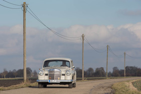Mercedes Benz 190 (1960) - auch grossgewachsene Menschen passen mit Hut hinein