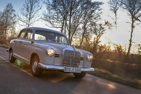 Unterwegs mit Hut im Mercedes Benz 190 Ponton