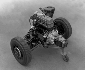 Mercedes-Benz 190 (1961) - Motor M121 mit Fahrschemel