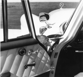 Mercedes-Benz 190 (1961) - Rückspiegel auf dem Vorderkotflügel - elegante Türverkleidungen