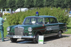 Mercedes-Benz 190 (1963) - Polizei-Streifenwagen mit allem, was dazu gehört, ja sogar Sicherheitsgurten - Classic-Gala Schwetzingen 2021