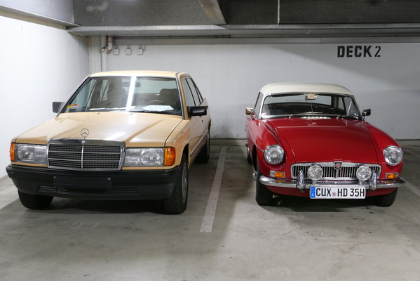 Mercedes-Benz 190 D von 1986, Automatik, 2. Hand, 3850 Euro; daneben ein MGB von 1967 für 22'500 Euro – Bremen Classic Motorshow 2025