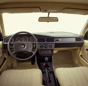 Mercedes-Benz 190 E (1982) - Interieur mit geschäumtem Lenkrad ohne Lederbezug