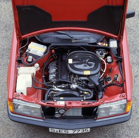 Mercedes-Benz 190 E (1982) - Motortyp M 102 E 20 mit vier Zylindern und Einspritzung