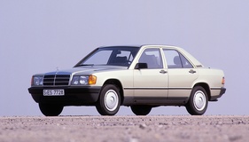 Mercedes-Benz 190 E (1982) - mit leicht ansteigender Gürtellinie als neues Designmerkmal
