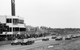 Mercedes Benz 190 E 2.3-16 (1984) - Alain Prost und Carlos Reutemann in Führung beim Eröffnungsrennen zum neuen Nürburgring am 12. Mai 1984