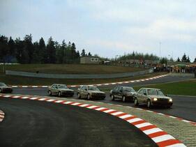 Mercedes-Benz 190 E 2.3-16 (1984) – Eröffnungsrennen Nürburgring: Niki Lauda vor Carlos Reutemann, John Watson, Alain Prost und Denny Hulme. Schon enteilt: Ayrton Senna