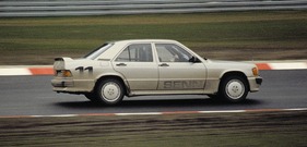 Mercedes Benz 190 E 2.3-16 (1984) - Nachwuchstalent Ayrton Senna gewinnt das Rennen der Nürburgring-Sieger am 12. Mai 1984