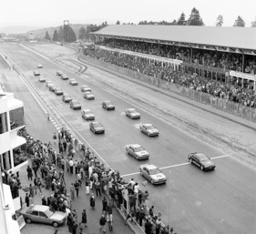 Mercedes Benz 190 E 2.3-16 (1984) - Start zum Eröffnungsrennen auf dem neuen Nürburgring am 12. Mai 1984