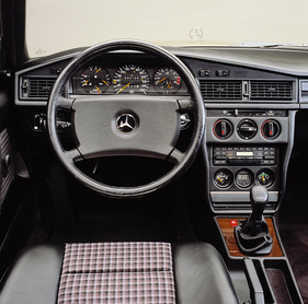 Mercedes Benz 190 E 2.3-16 (1984) - das vollständig ausgerüstete Armaturenbrett
