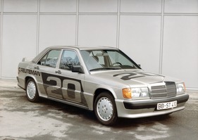 Mercedes-Benz 190 E 2.3-16 (1984) – mit vorläufiger Beklebung. Im Rennen fährt Reutemann einen blauschwarzen Wagen mit der Startnummer 4