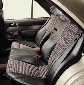Mercedes Benz 190 E 2.3-16 (1984) - klar kontuierte Sitzbank hinten, in der Mitte wollte da owhl niemand sitzen