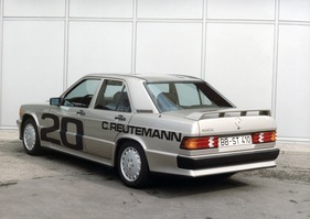 Mercedes-Benz 190 E 2.3-16 (1984) – mit vorläufiger Beklebung. Im Rennen fährt Reutemann einen blauschwarzen Wagen mit der Startnummer 4