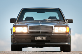 Mercedes Benz 190 E 2.3-16 (1987) - die schnellen Versionen liessen sich von vorne durch den Frontspoiler von den anderen Modellen unterscheiden