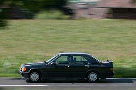 Mercedes Benz 190 E 2.3-16 (1987) - im Gegensatz zur Konkurrenz von BMW viertürig ausgelegt