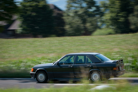 Mercedes Benz 190 E 2.3-16 (1987) - kompakte Ausmasse und im Vergleich zu heute tiefes Gewicht