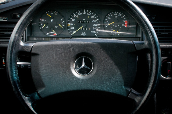 Mercedes Benz 190 E 2.3-16 (1987) - roter Bereich ab 7'000 U/min, das gab's damals nur im Sechzehnventiler bei Mercedes