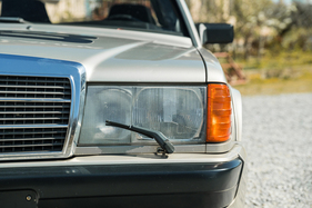 Mercedes-Benz 190 E 2.3-16 "Nürburgring" – Beim verregneten "Race of Champions" durchaus nützlich: die Scheinwerferreinigungsanlage
