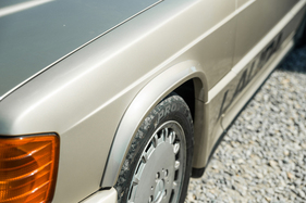 Mercedes-Benz 190 E 2.3-16 "Nürburgring" – Grund für die beschränkte Farbauswahl: Das Karosseriekit kam fertig lackiert vom Zulieferer