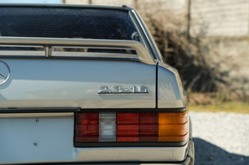 Mercedes-Benz 190 E 2.3-16 "Nürburgring" – Mehr Hubraum und Ventile: Verweis auf das Cosworth-Aggregat am Heck