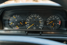 Mercedes-Benz 190 E 2.3-16 "Nürburgring" – Serienmässige Instrumente. Wegen der kürzeren Hinterachse würden drei Viertel der Tachoskala genügen