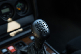 Mercedes-Benz 190 E 2.3-16 "Nürburgring" – Sportgetriebe mit erstem Gang links hinten