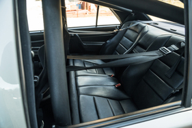 Mercedes-Benz 190 E 2.3-16 "Nürburgring" – Zweiplätziger Viersitzer: Überrollkäfig und Hosenträgergurte machen die Rücksitzbank unbrauchbar