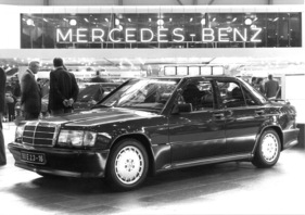 Mercedes Benz 190 E 2.3-16 - erstmals in Genf zu sehen, mit dem Vierventil-Vierylinder mit 2-OHC-Cosworth-Zylinderkopf - am Genfer Automobilsalon 1984