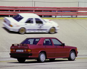 Mercedes Benz 190 E 2.5-16 (1988) - die Strassenversin, dahinter eine Rennvariante